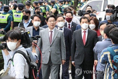 28일 서울 마포구 MBC 본사 앞에서 박대출 MBC 편파·조작방송 진상규명 태스크포스(TF) 위원장과 권성동 과학기술정보방송통신위원회 위원 등 국민의힘 의원들이 윤석열 대통령 뉴욕 발언 보도에 대해 항의하고 있다.  [국회사진기자단]